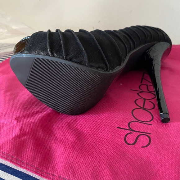 These black and beautiful never worn heels from the Shoedazzle brand. - Picture 8 of 8